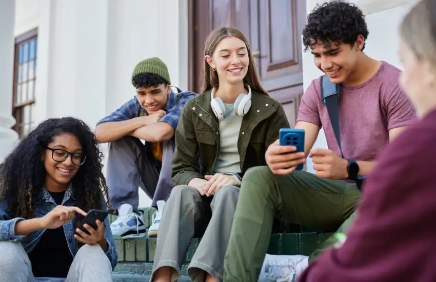 Berufsunfähigkeitsversicherung für Schüler Schüler in der Pause sitzen zusammen