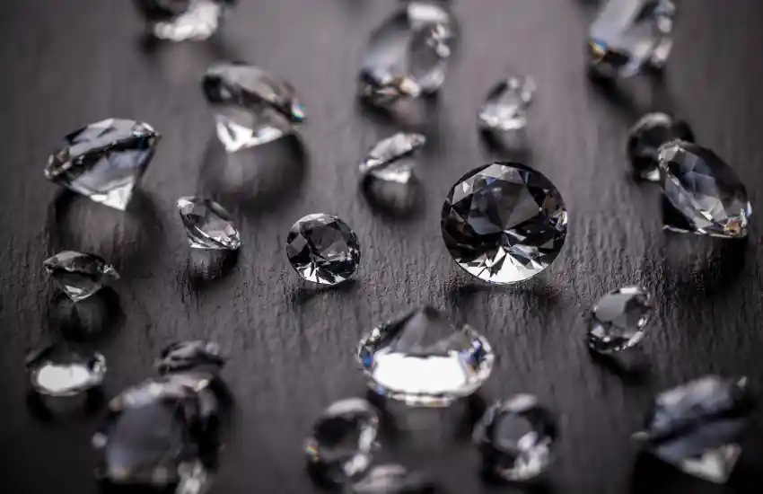 Diamanten auf einem Tisch