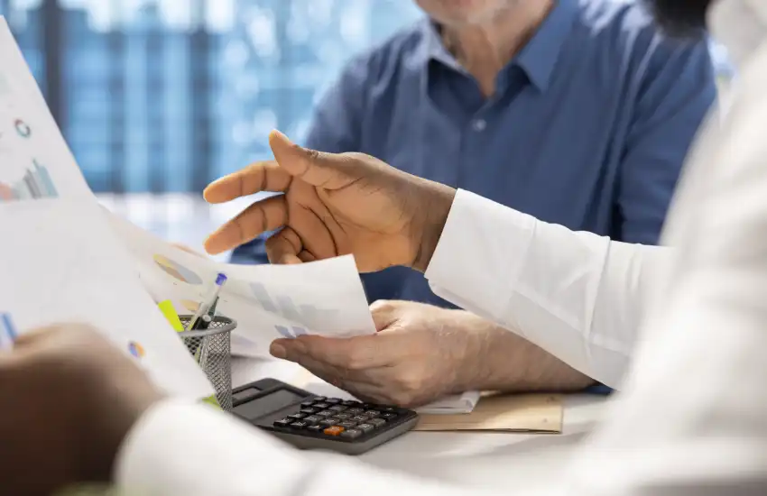Ein Finanzberater rechnet verschiedene Modelle durch